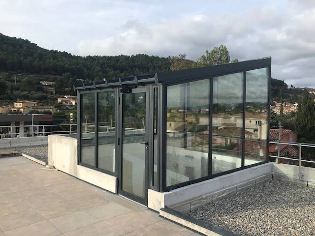 Réalisation d'une véranda en aluminium sur mesure pour un toit terrasse à Cuers, près de Toulon et Hyères dans le Var