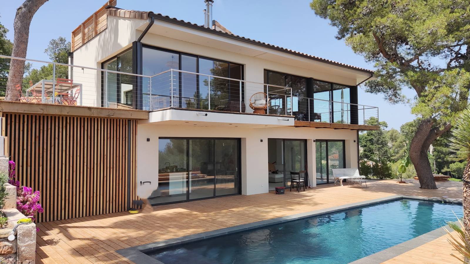 Fabrication d'une baie coulissante dans une maison d'architecte haut de gamme dans le Var