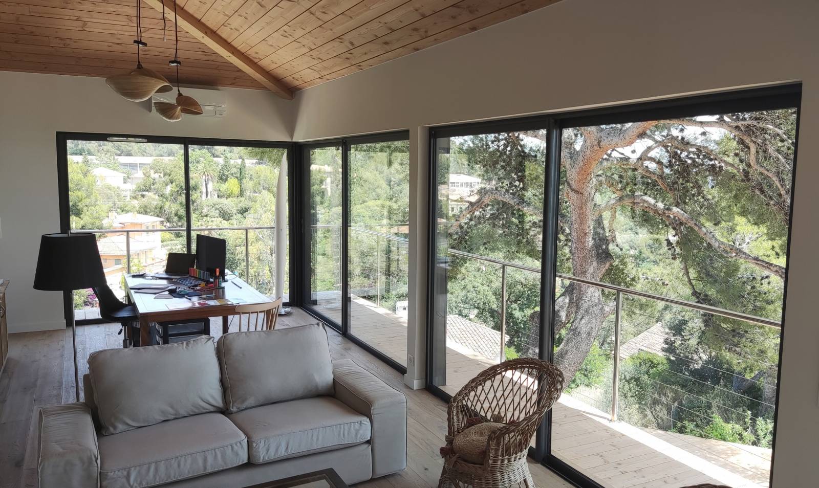 Coulissants grandes ouvertures pour maison contemporaine à Carqueriranne  dans le Var