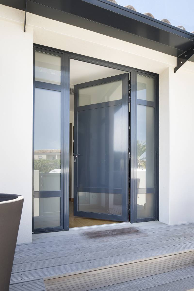 Fabrication d'une porte d'entrée pour une maisons contemporaine près de Hyères dans le Var