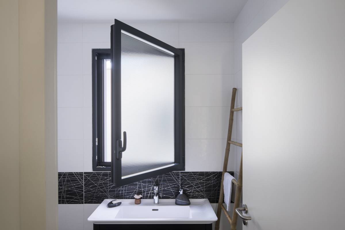 Fenêtres et Portes-Fenêtres Aluminium Initial - Performance, Design et Fiabilité pour les Professionels  du Var