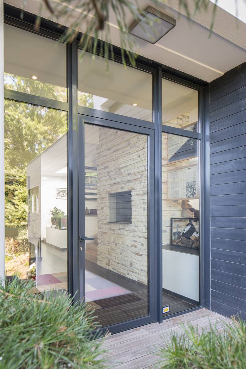 Réalisation de porte grand trafic en alu marque INITIAL dans le VAR