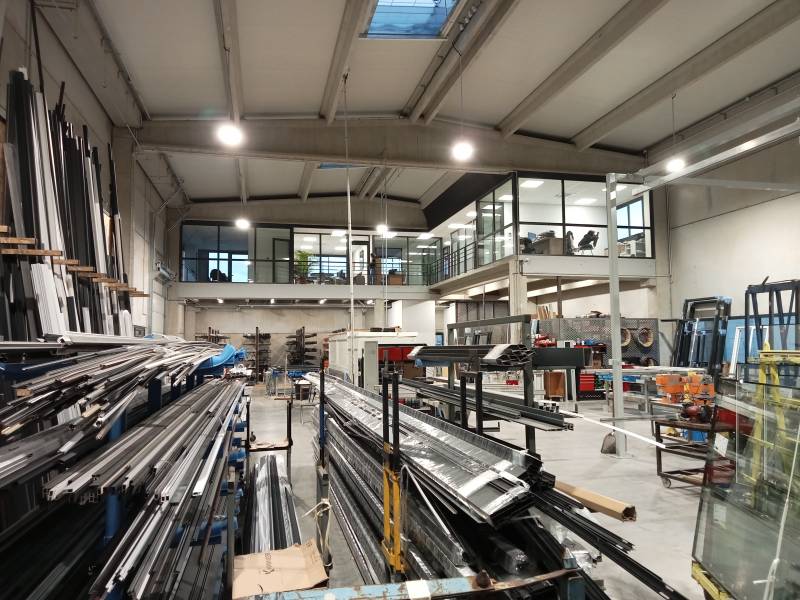 Usine de fabrication de baies vitrées coulissantes en aluminium de la gamme INITIAL dans le Var