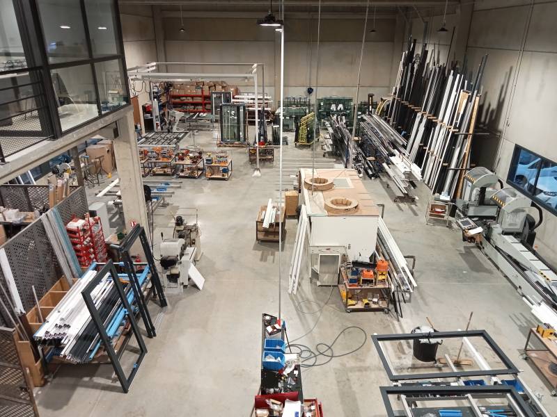 Usine de fabrication de baies vitrées en aluminium Initial dans le Var pour les professionnels
