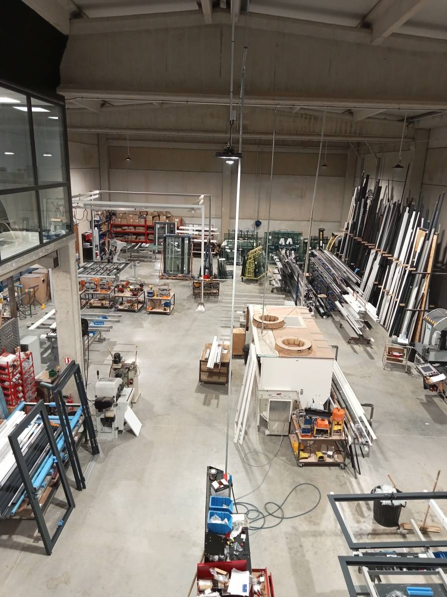 Usine de fabrication de baies vitrées coulissantes en aluminium de la gamme INITIAL dans le Var