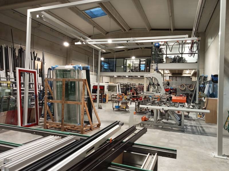 Usine de fabrication de baies vitrées coulissantes en aluminium de la gamme INITIAL dans le Var