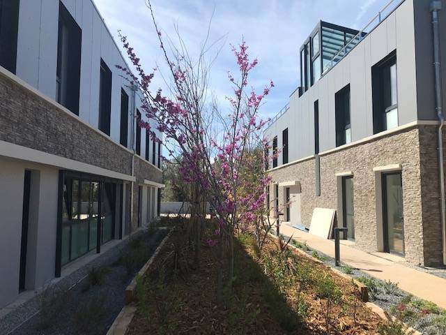 Réalisation des menuiseries aluminium d'un pôle d'activités à Cuers dans le Var, près de Toulon, Hyères