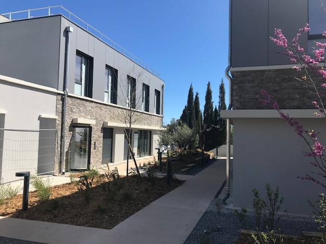 Réalisation des menuiseries aluminium d'un pôle d'activités à Cuers dans le Var, près de Toulon, Hyères