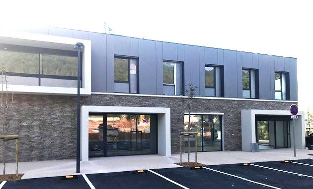 Réalisation des menuiseries aluminium d'un pôle d'activités à Cuers dans le Var, près de Toulon, Hyères