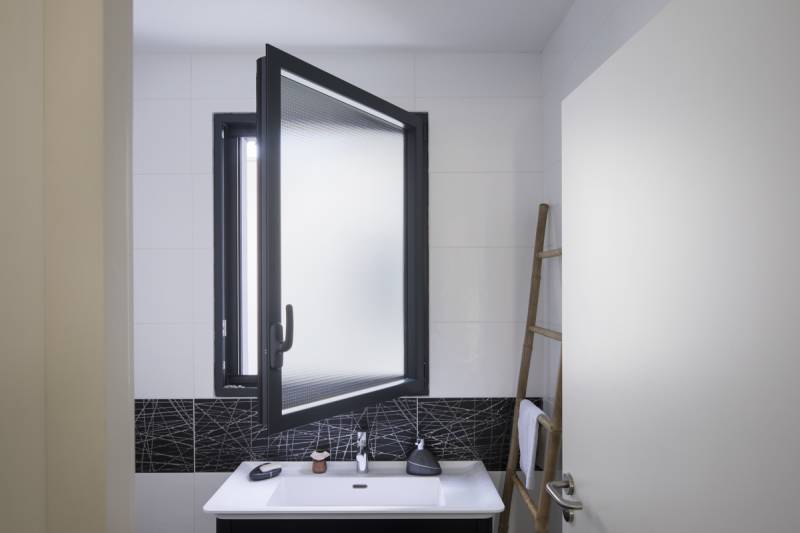 Fabrication de fenêtres et portes-fenêtres ALU pour appartements et maisons individuelles pour les professionnels de la rénovation et des constructions neuves dans le Var
